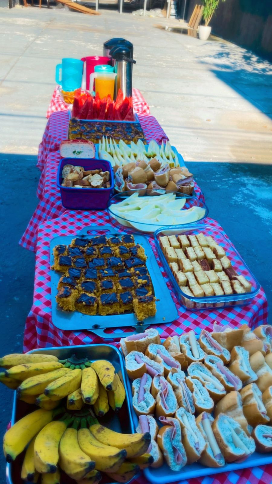 Crianças em caça aos ovos de Páscoa